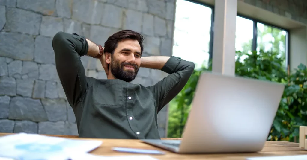 Hombre relajado sabiendo que Avits se encarga de su actualizacion